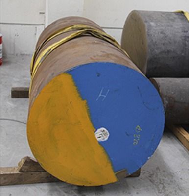 Un gran cilindro azul y amarillo con las letras h en él.