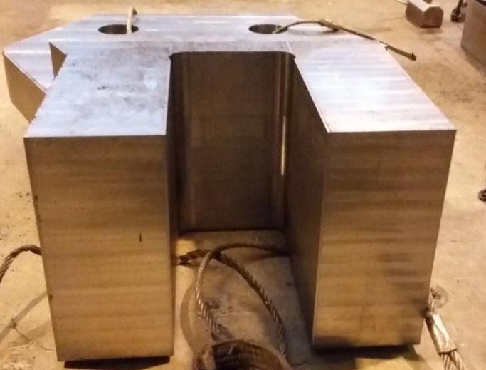 Un gran bloque de metal con un agujero en el medio