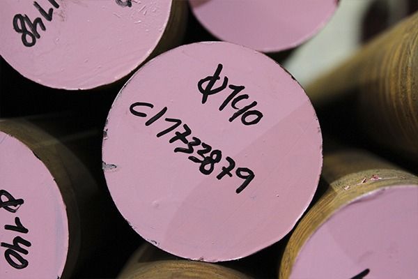 Un montón de círculos rosados con números en ellos.