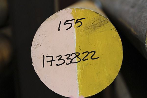 Un círculo amarillo y rosa con el número 155 escrito en él.