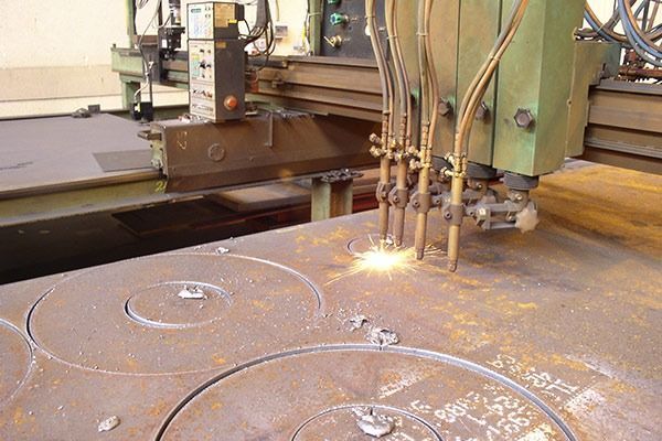 Una máquina está cortando círculos en un trozo de metal.