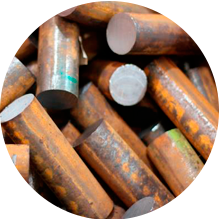 Una pila de varillas de metal oxidadas en un círculo