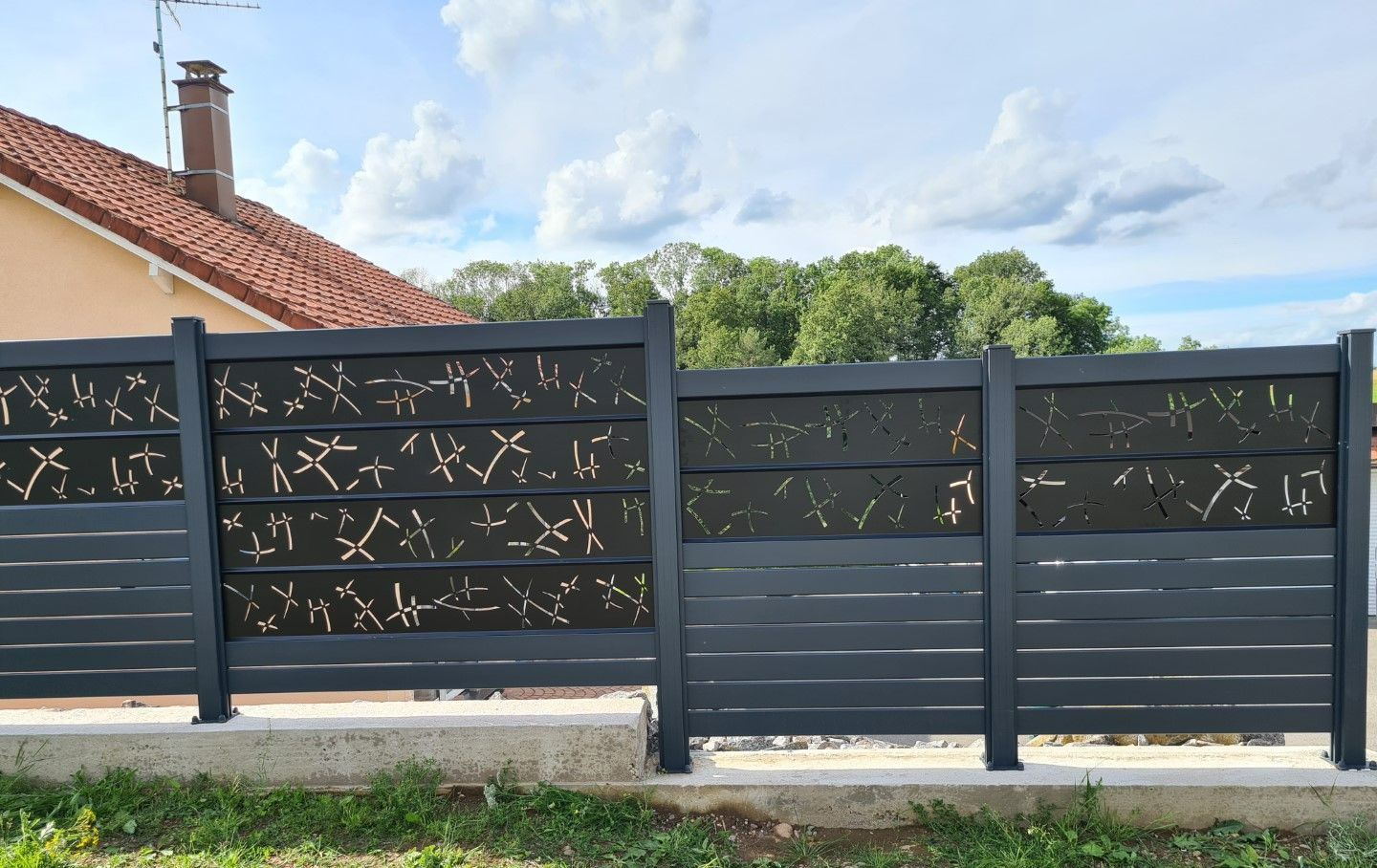 Claustra en aluminium avec remplissage décoratif