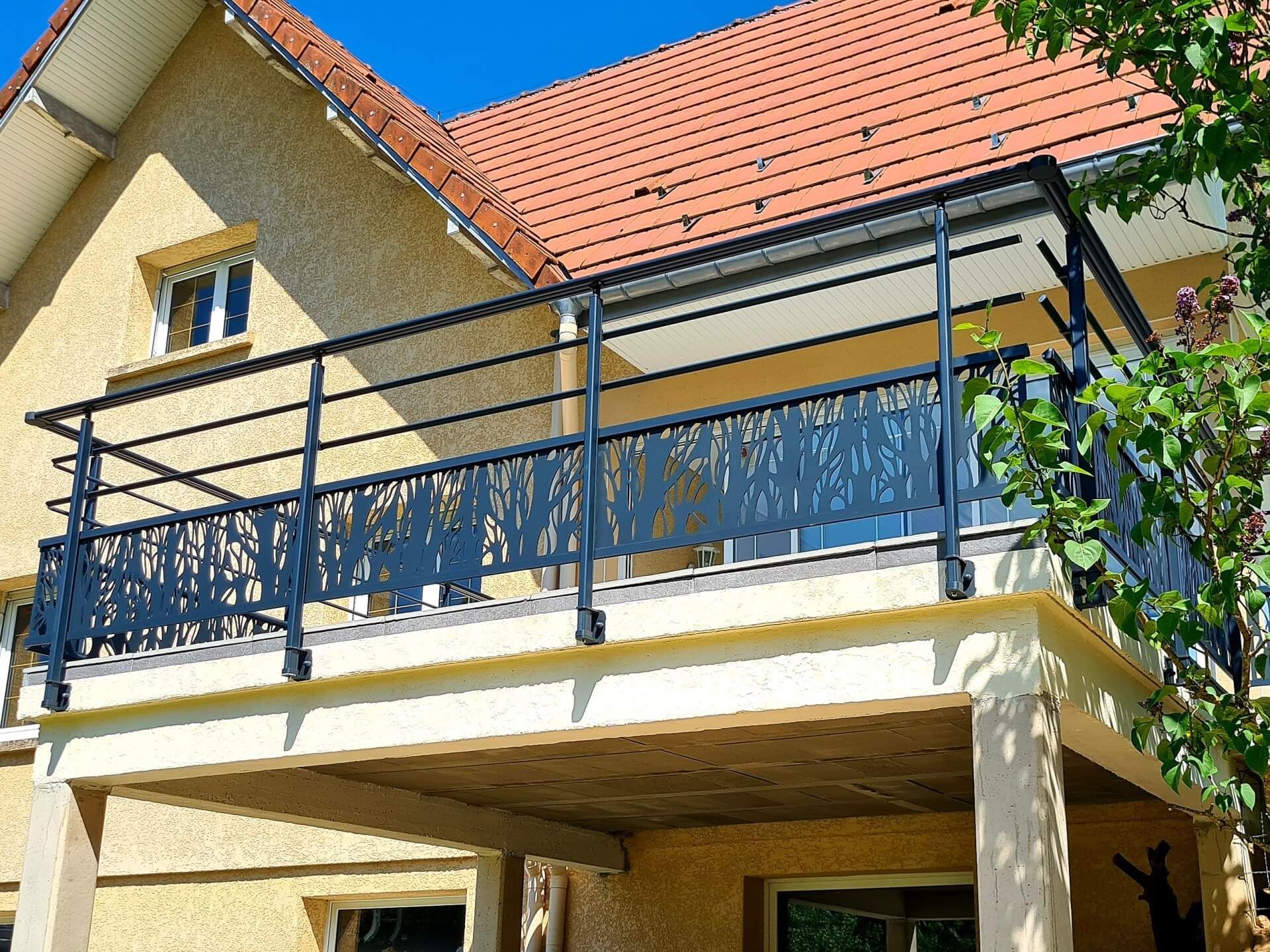 Balcon d'un bâtiment résidentiel avec garde-corps