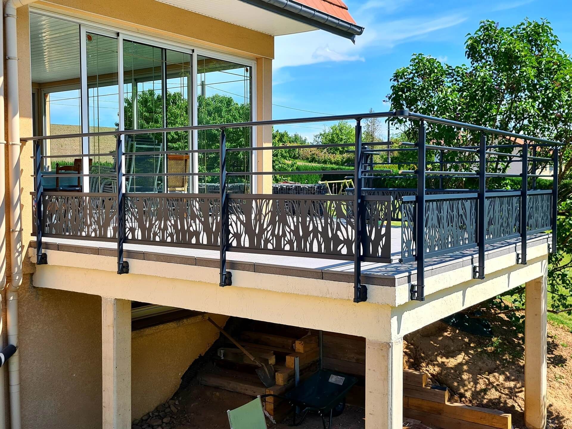 Maison moderne avec garde-corps moderne