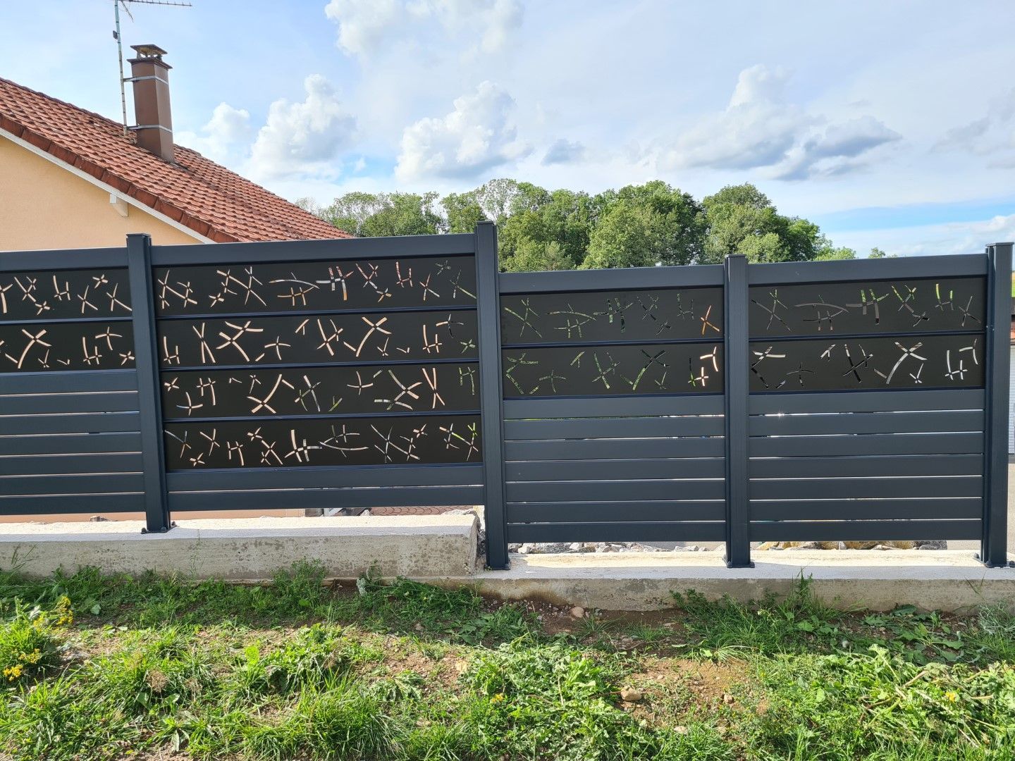 Brise-vue avec remplissage décoratif pour protéger l'intimité