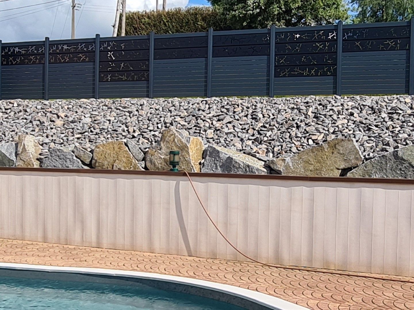 Brise-vue sur un muret en pierre