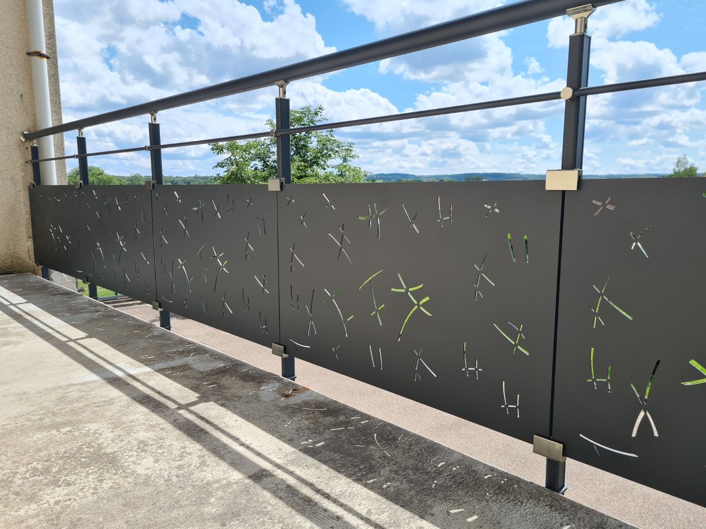 Une jolie balustrade en aluminium avec remplissage décoratif