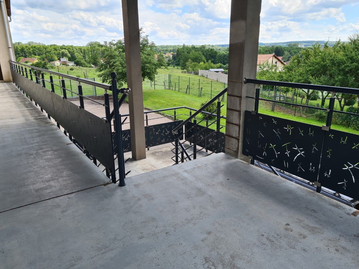 Balustrades noires avec remplissage décoratif