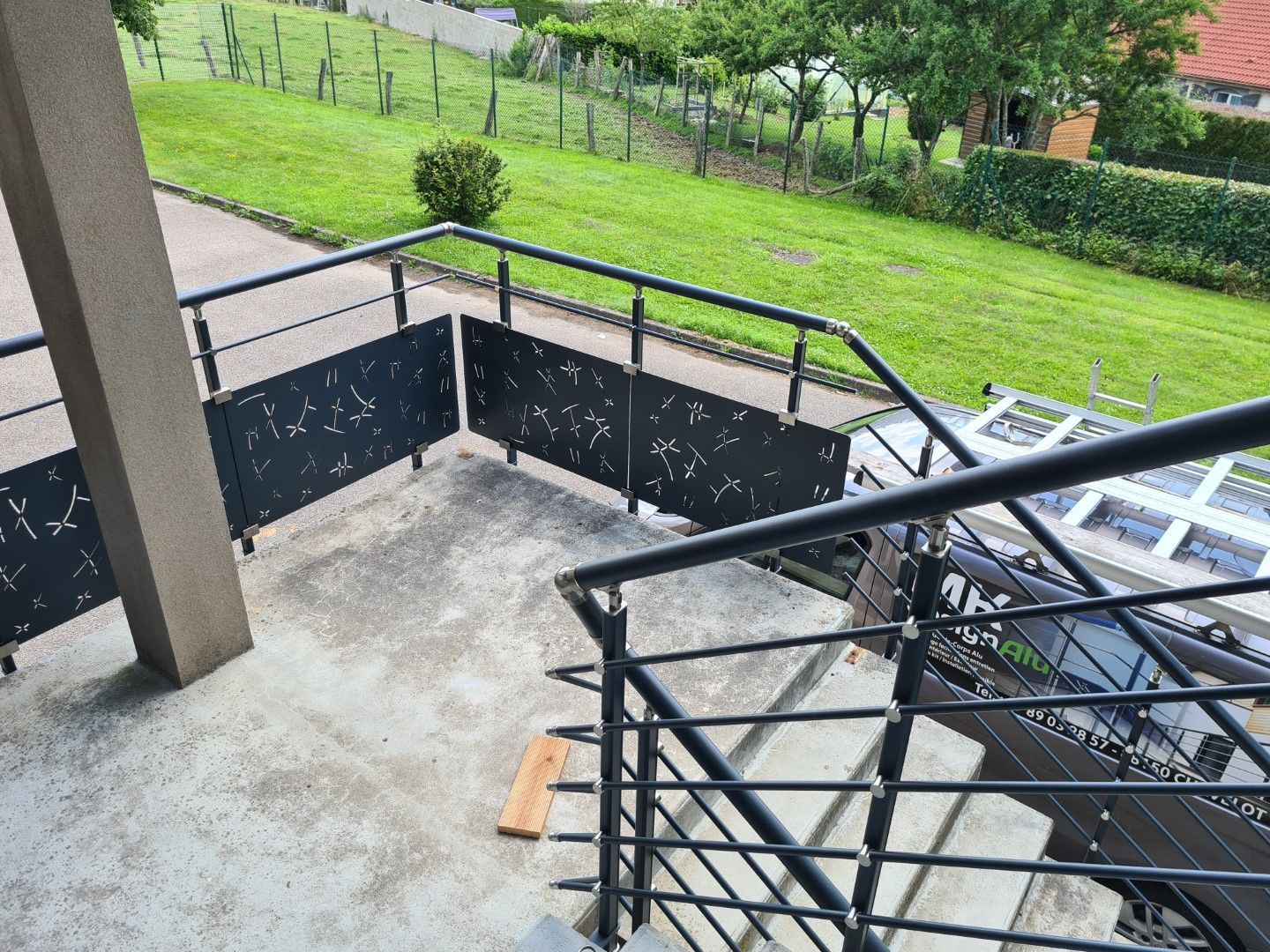 Des escaliers en béton avec garde-corps en aluminium