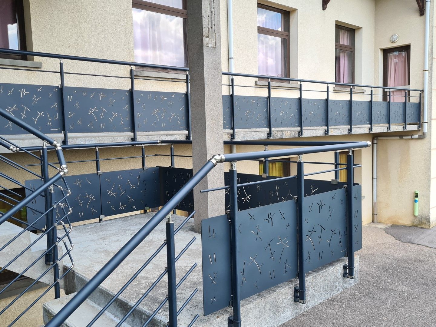 Un long garde-corps en aluminium