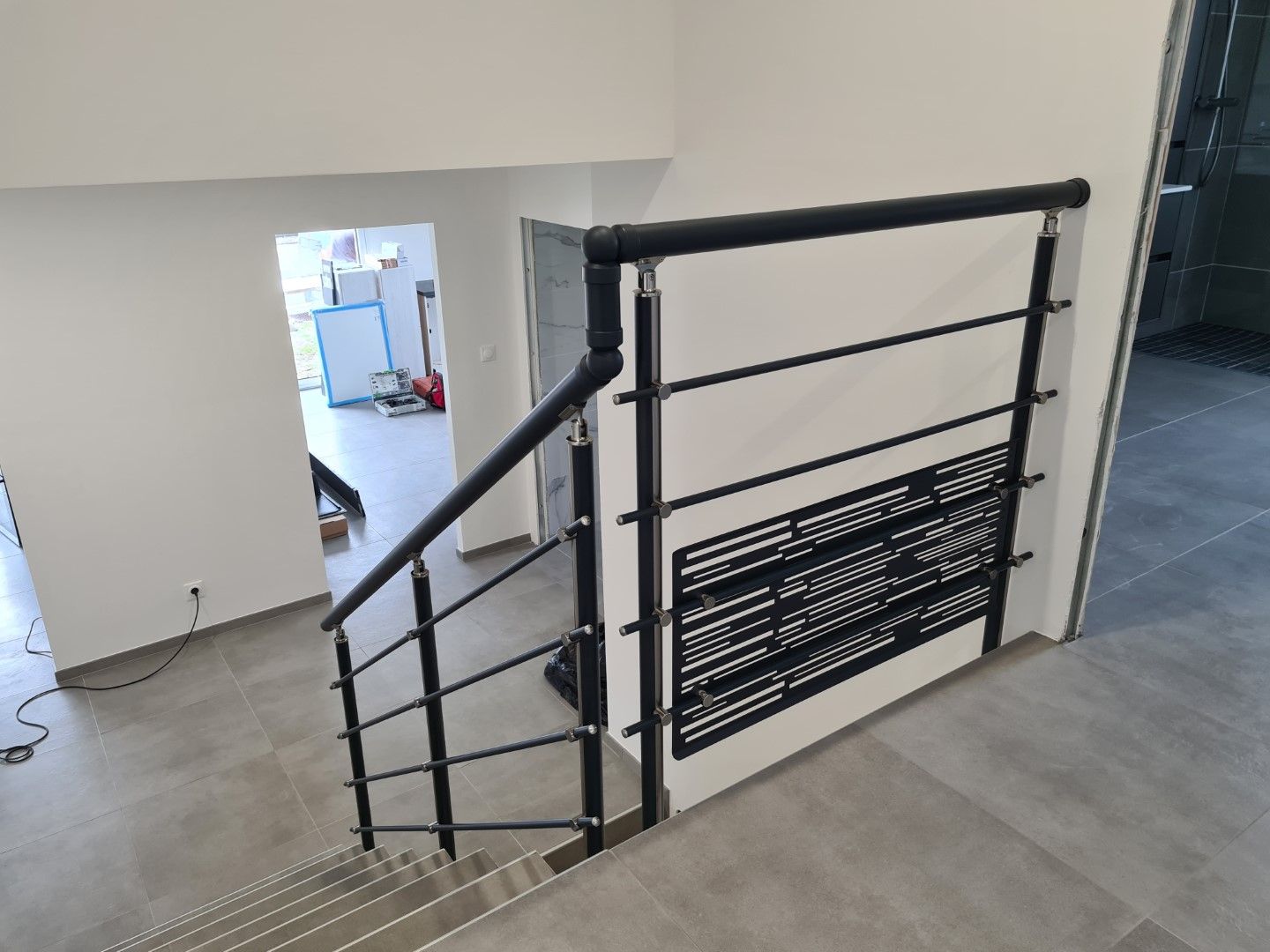 Un petit garde-corps avec rampe d'escalier attachée