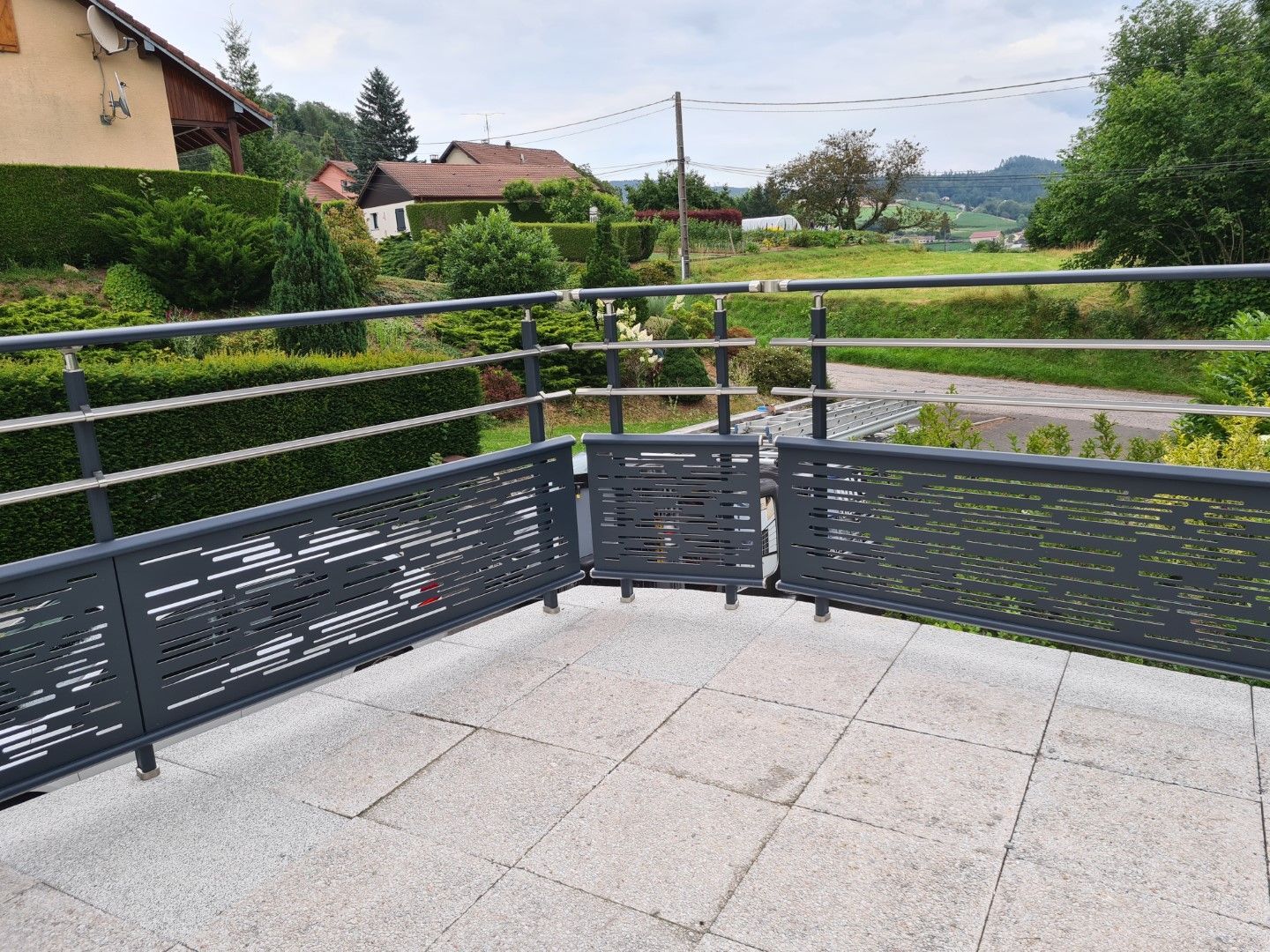 Balustrades gris anthracite avec remplissage décoratif