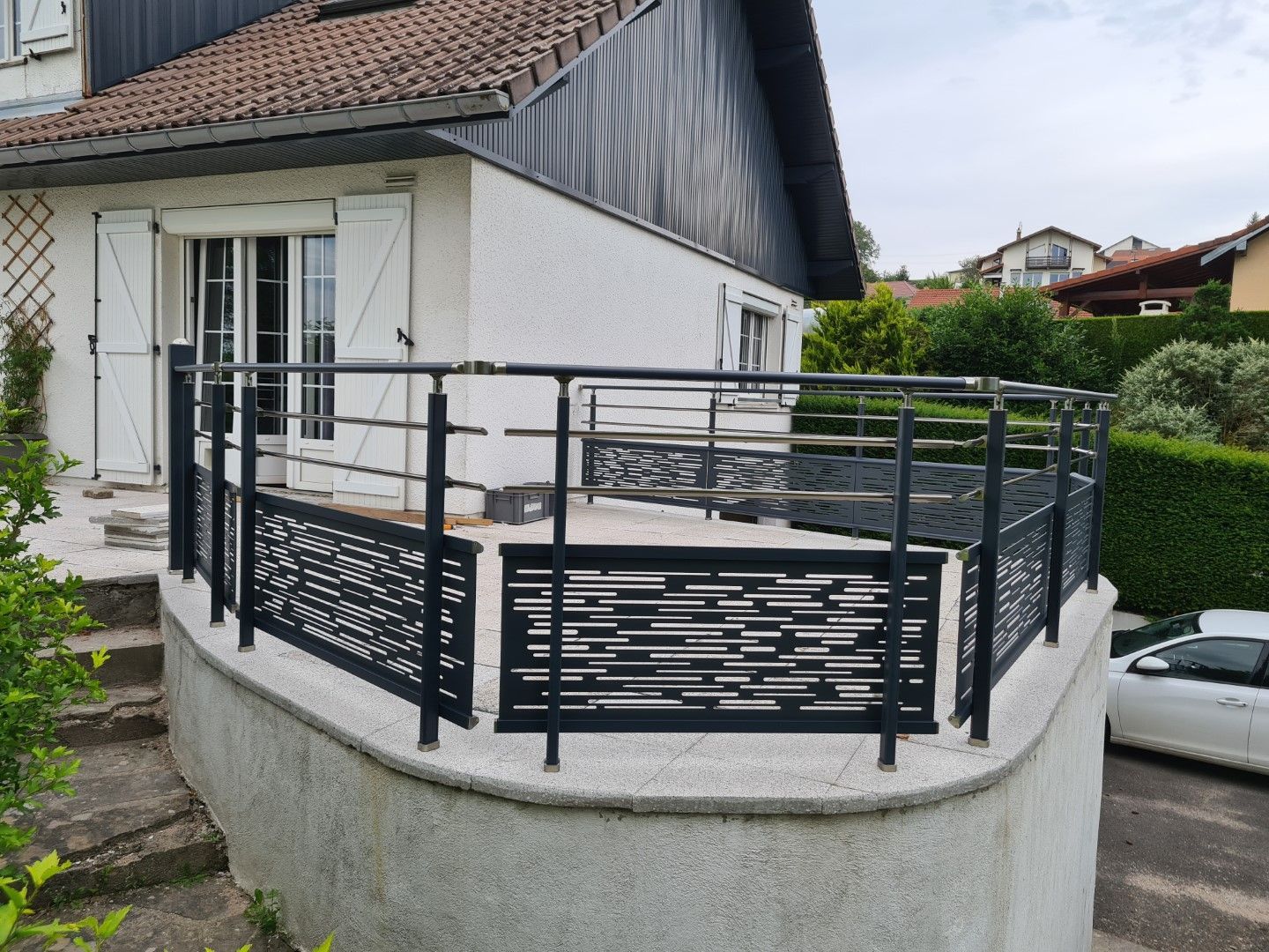 Garde-corps de la gamme ronde sur une terrasse arrondie
