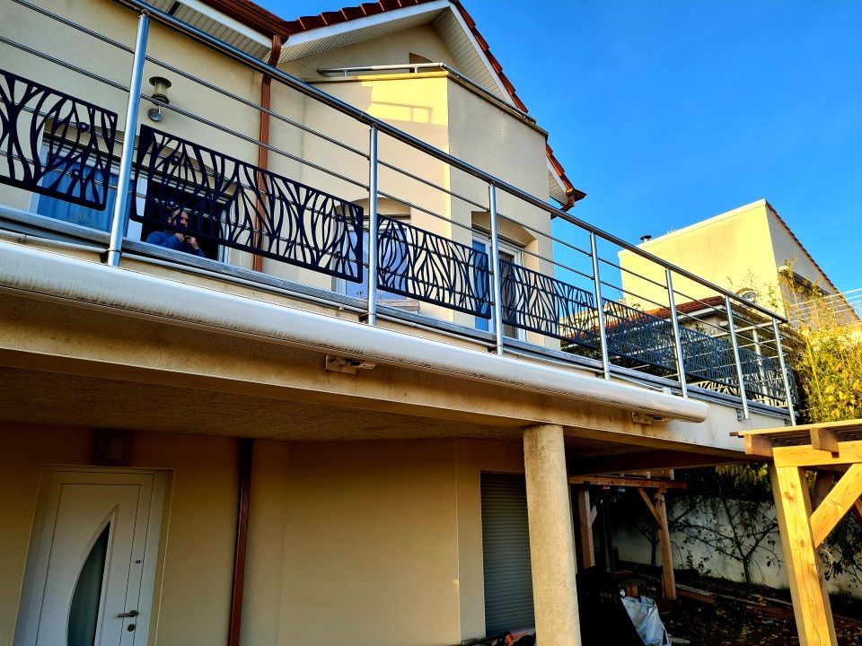 Jolie balustrade sécurisant un balcon