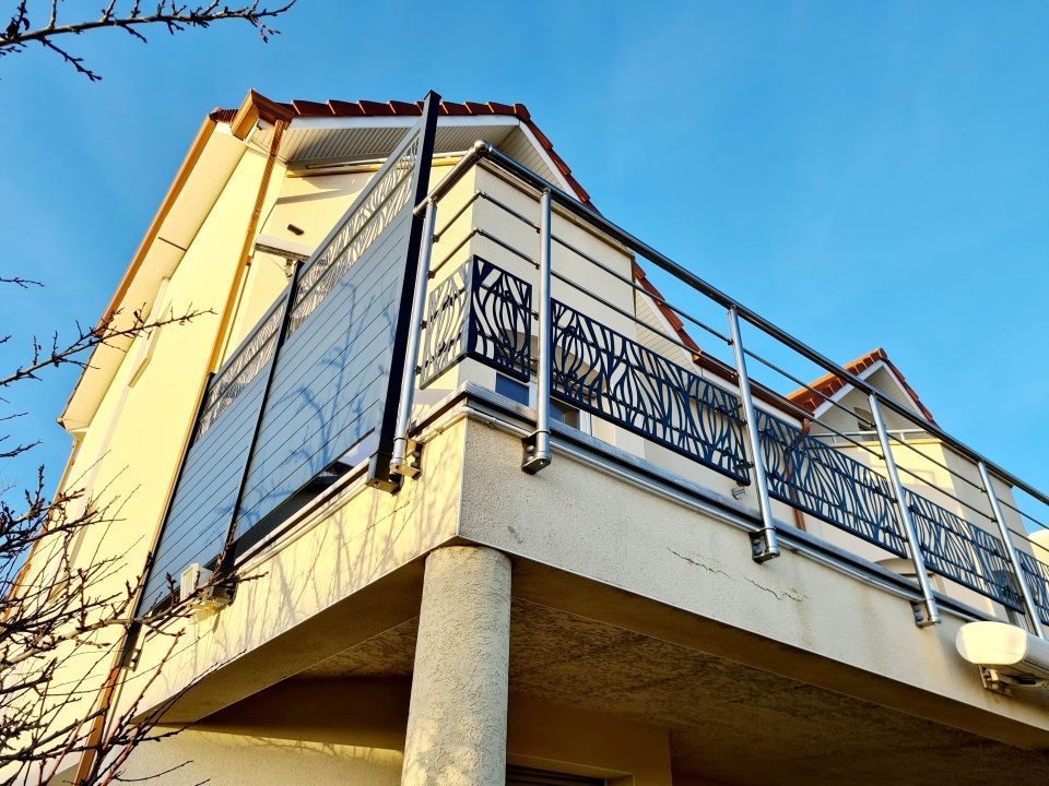 Maison avec garde-corps et brise-vue