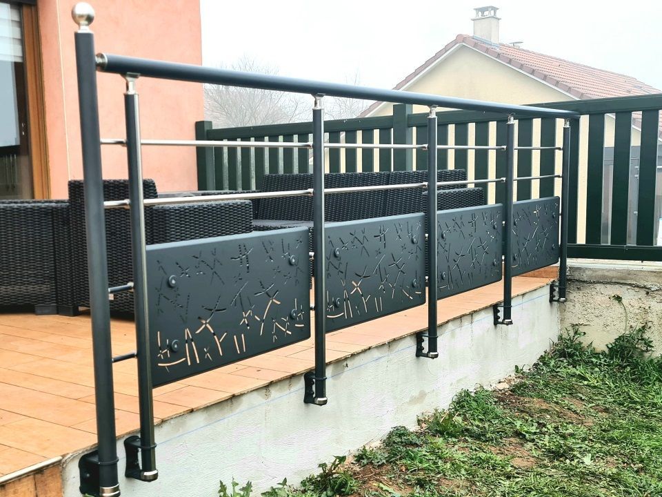 Terrasse en extérieur avec garde-corps