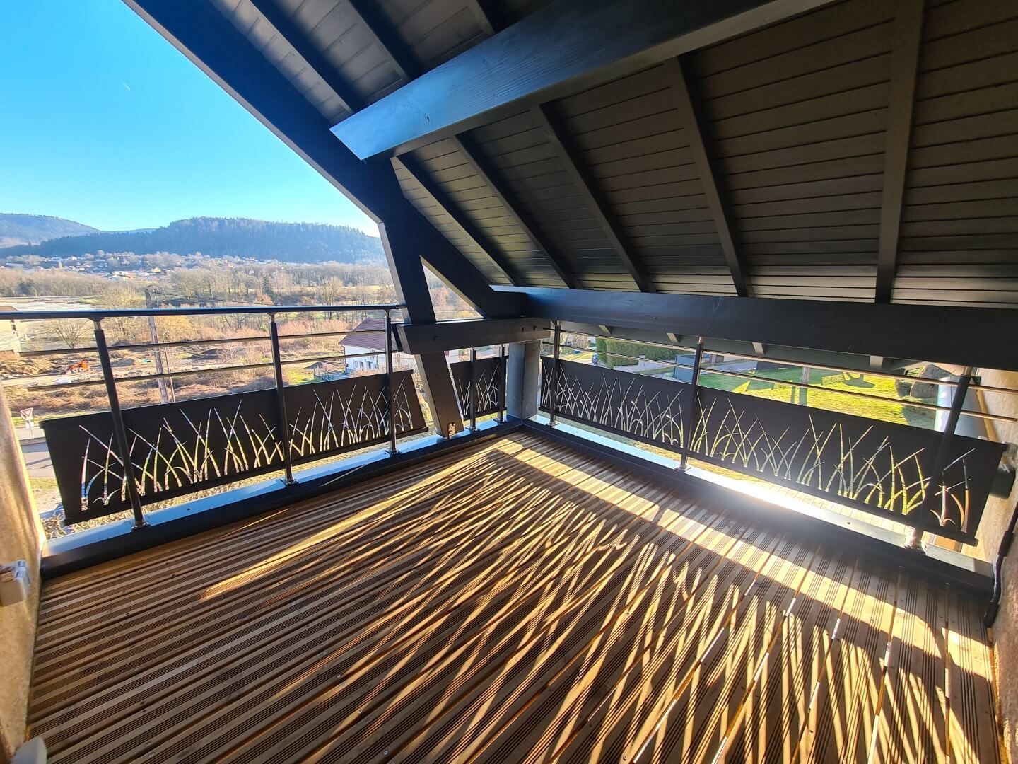 Une belle terrasse en bois sécurisée par une rambarde