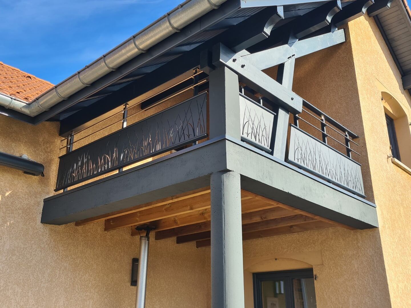 Une terrasse surélevée avec un beau garde-corps en aluminium