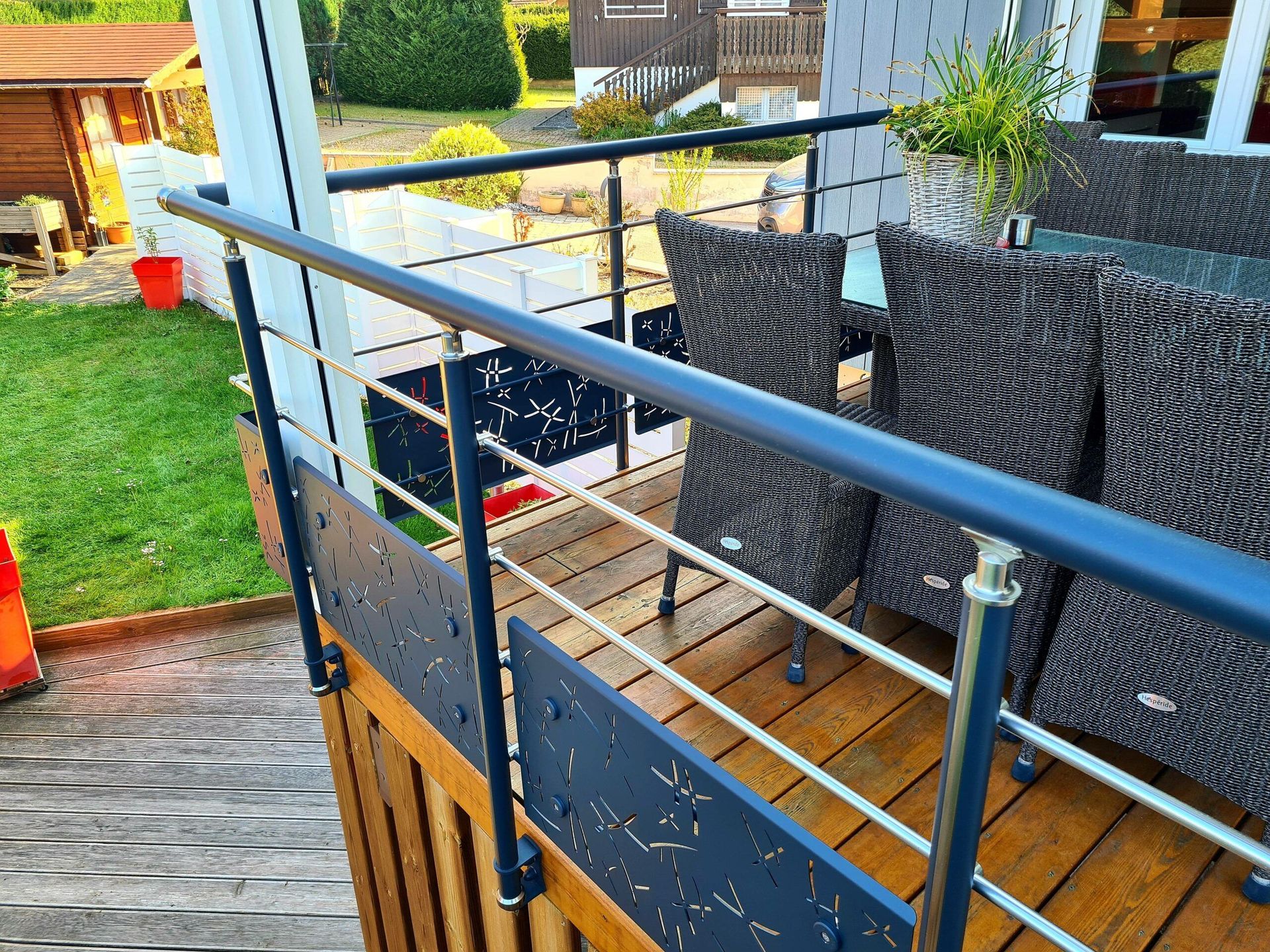 Une terrasse résidentielle avec balustrade