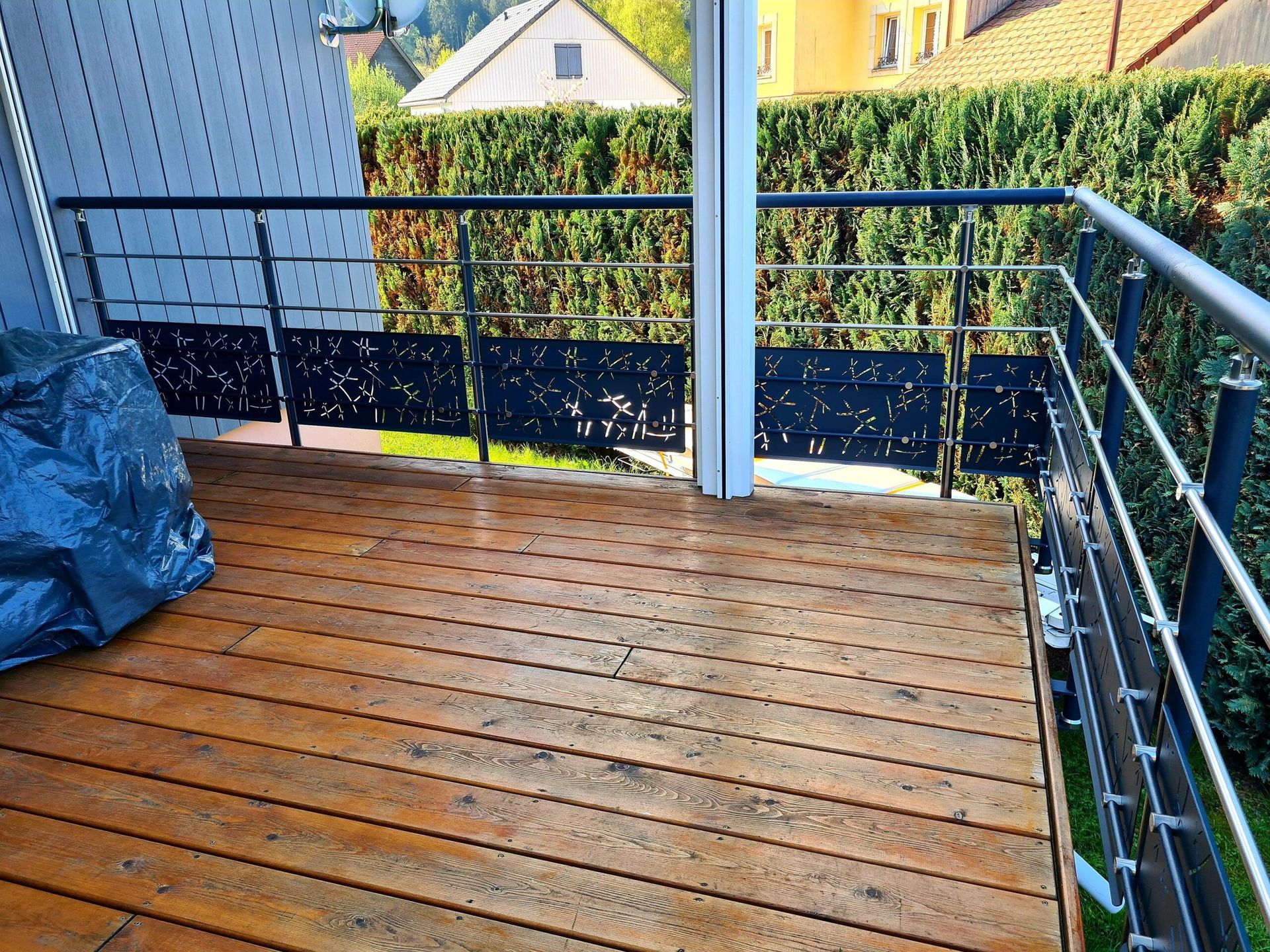 Une terrasse en bois avec un nouveau garde-corps