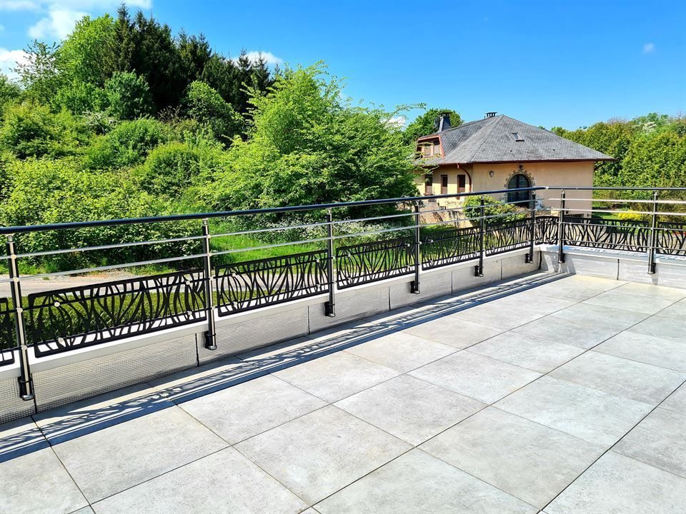 Terrasse en carrelage avec garde-corps