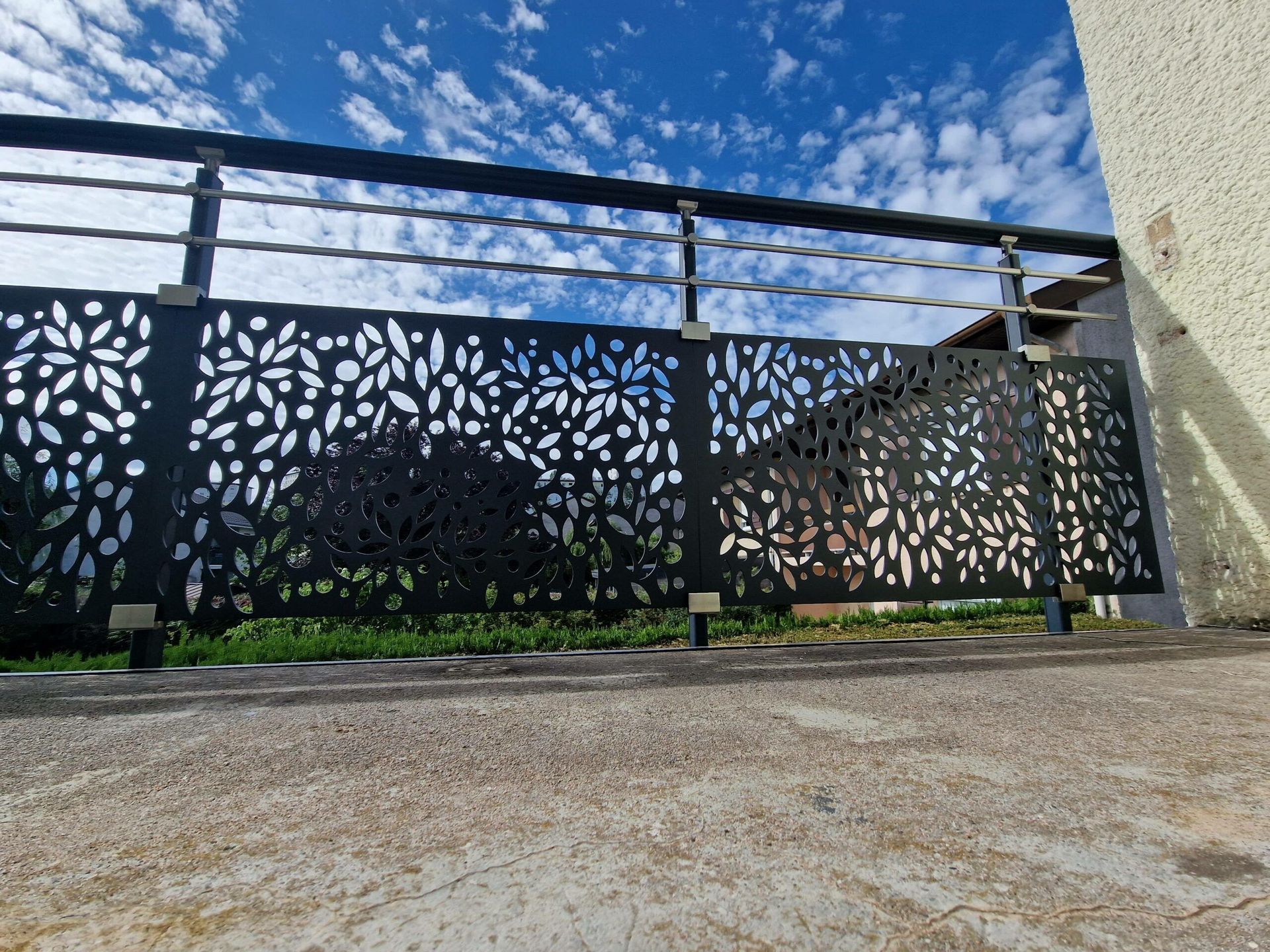 Une rambarde en aluminium avec un remplissage décoratif