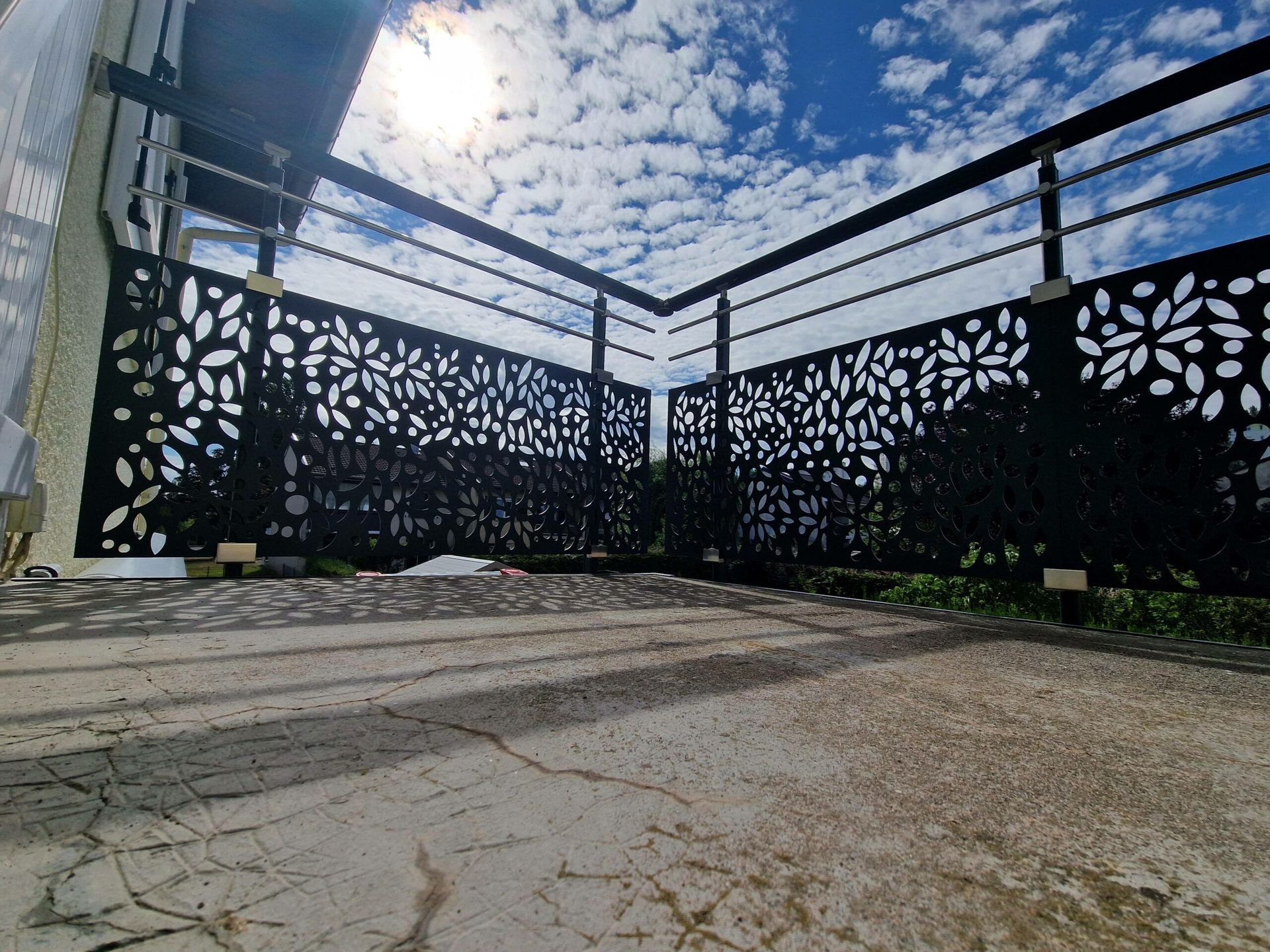 Garde-corps en aluminium vu de bas