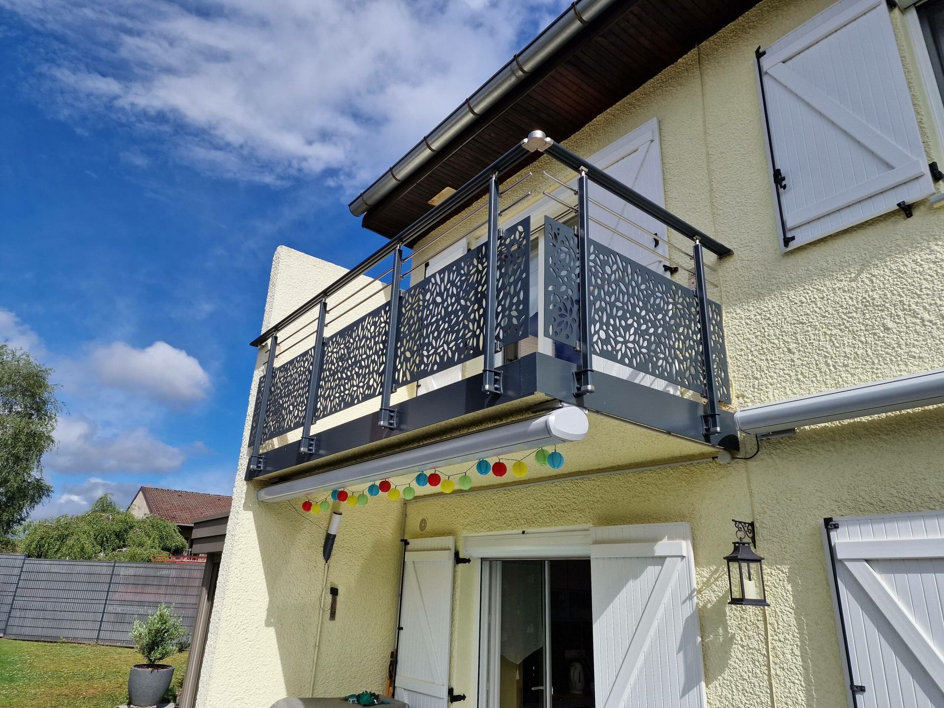Maison avec façade en crépi et garde-corps en aluminium