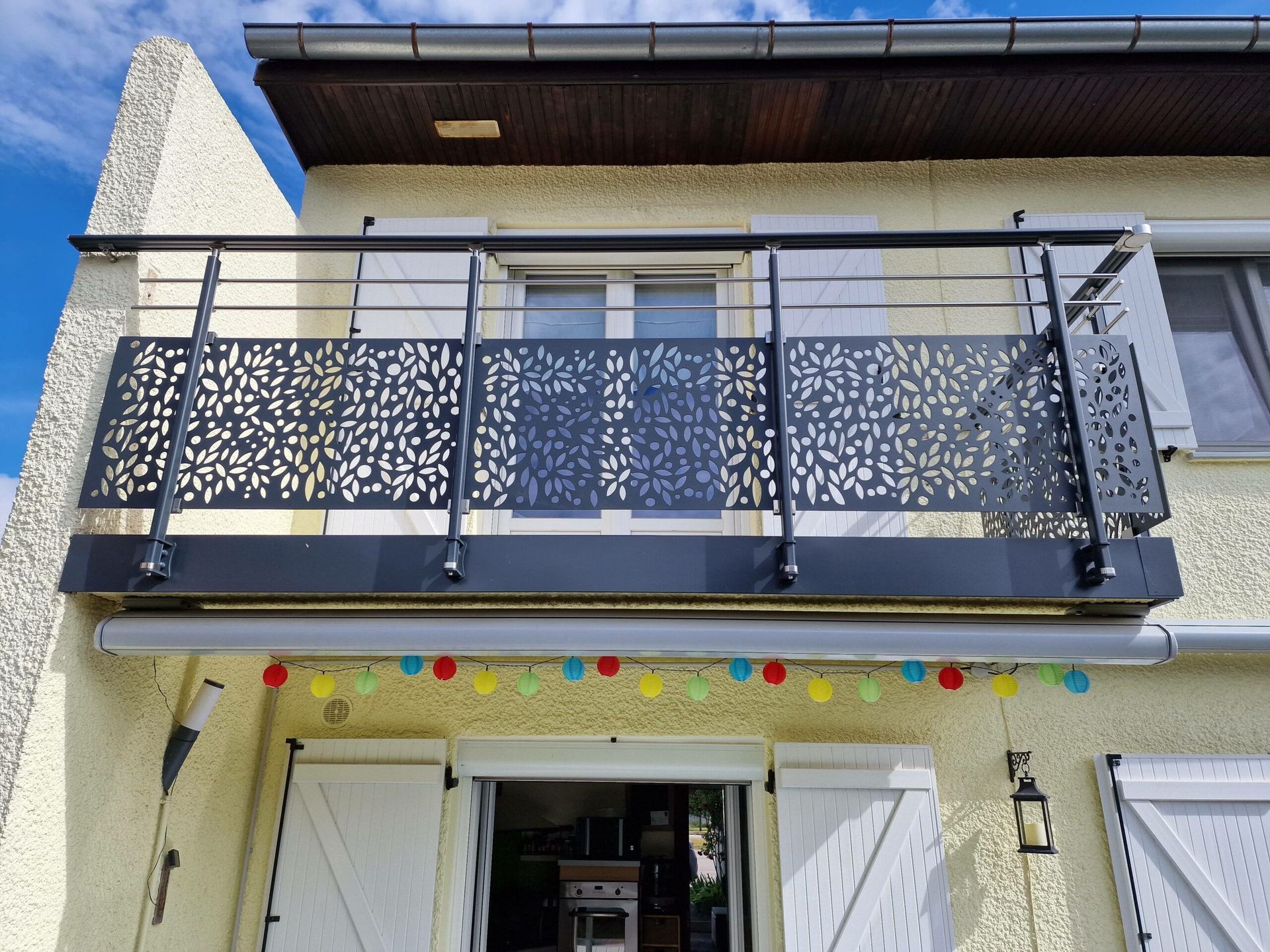Un balcon résidentiel sécurisé par une rambarde