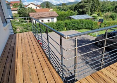 Terrasse avec une balustrade en aluminium de la gamme ronde