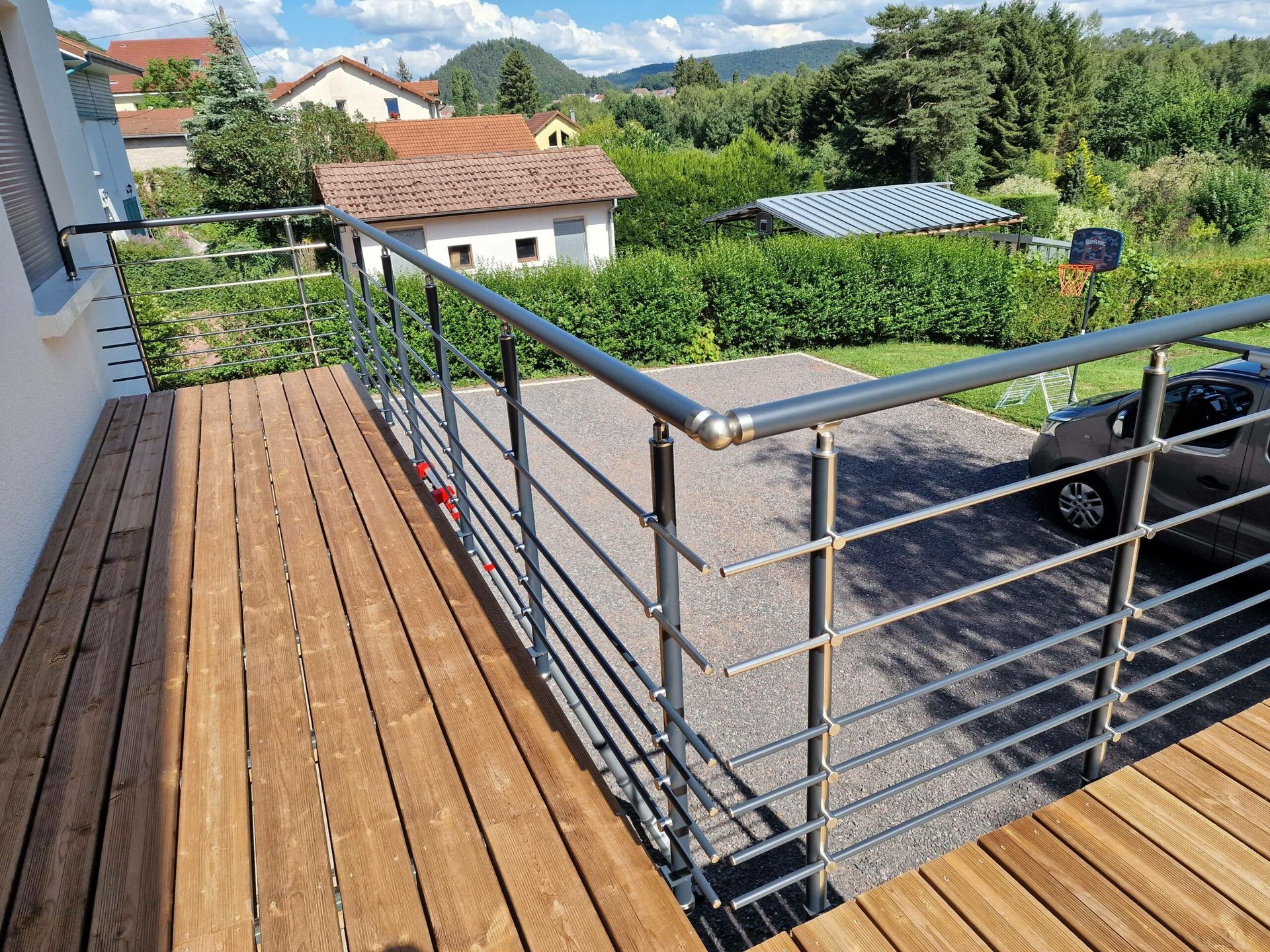 Terrasse en bois avec un garde-corps de la gamme ronde