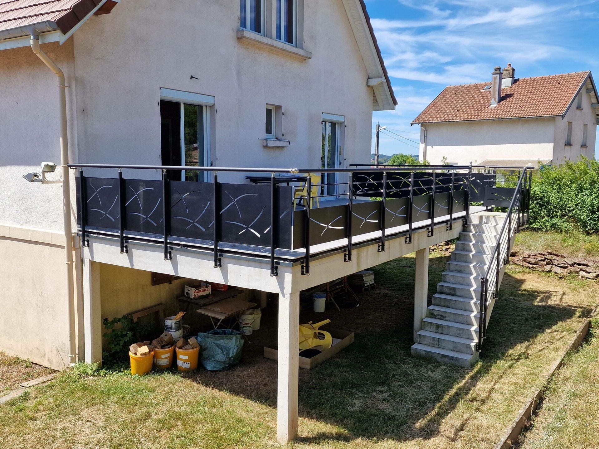 Balustrade moderne sur une maison traditionnelle