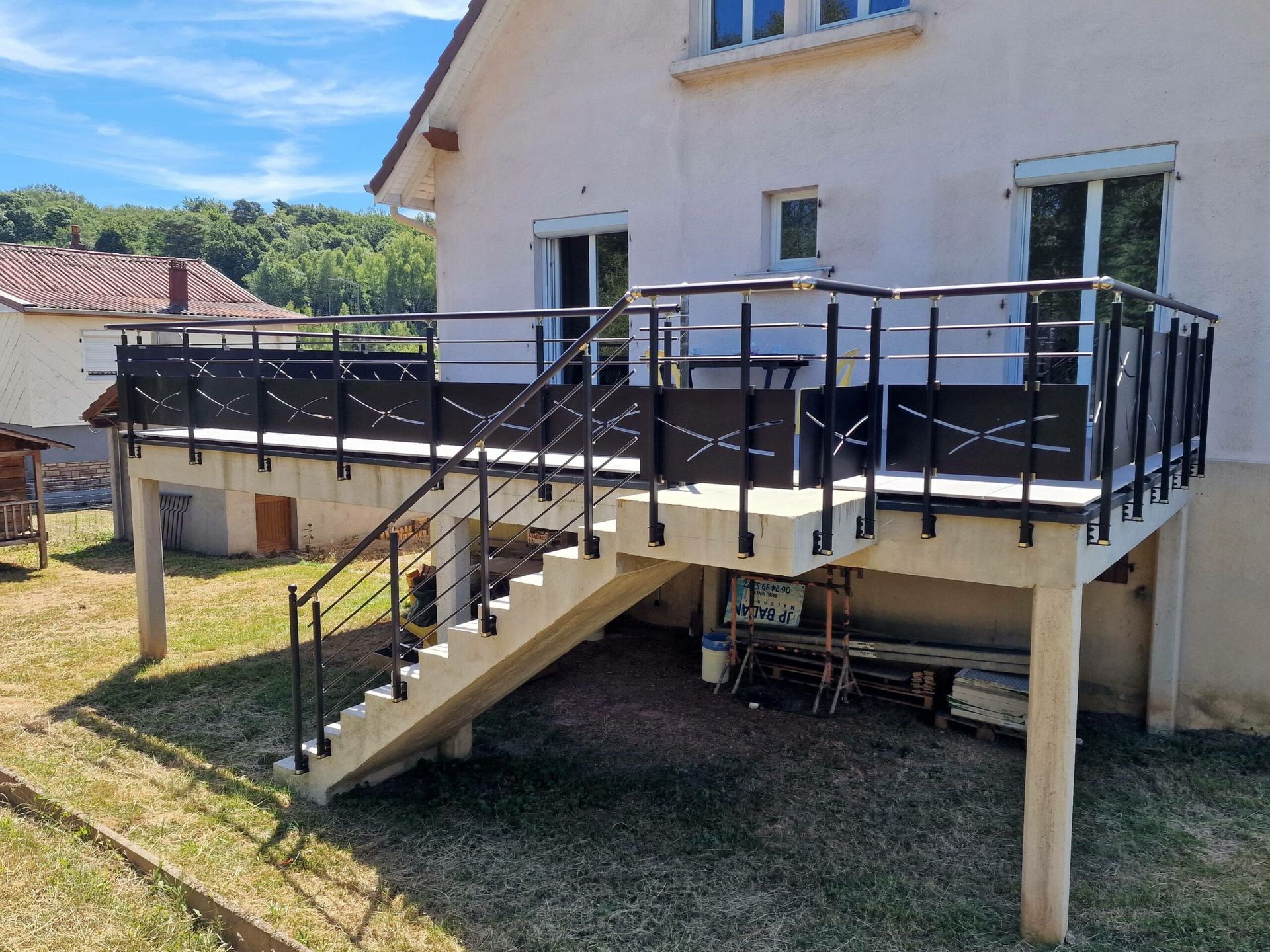 Résidence avec terrasse et escaliers sécurisés par une rambarde