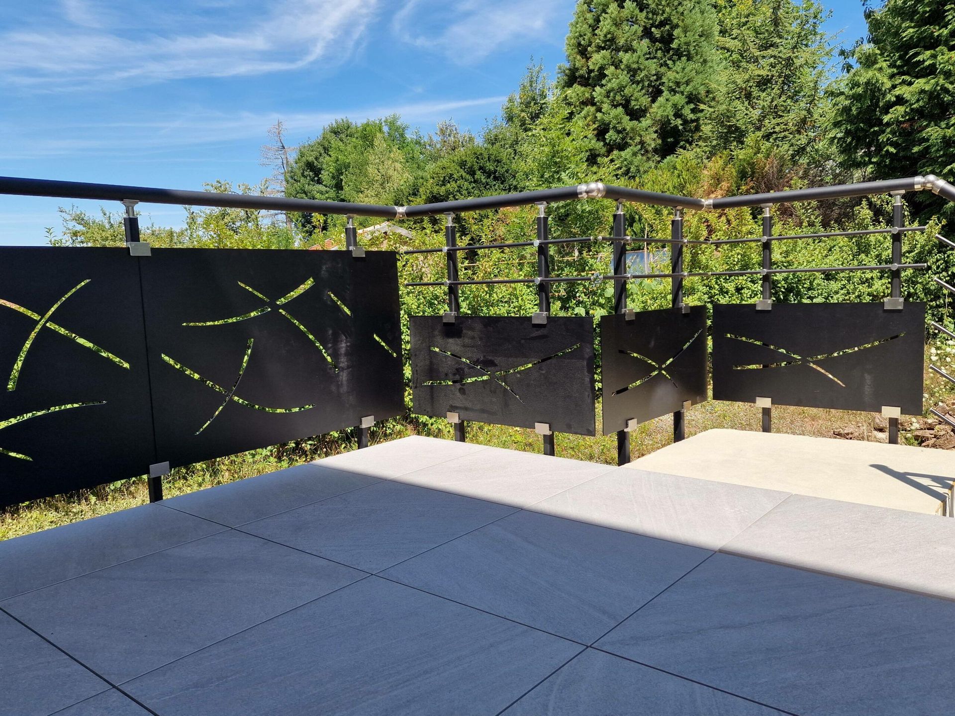 Terrasse surélevée avec garde-corps en aluminium
