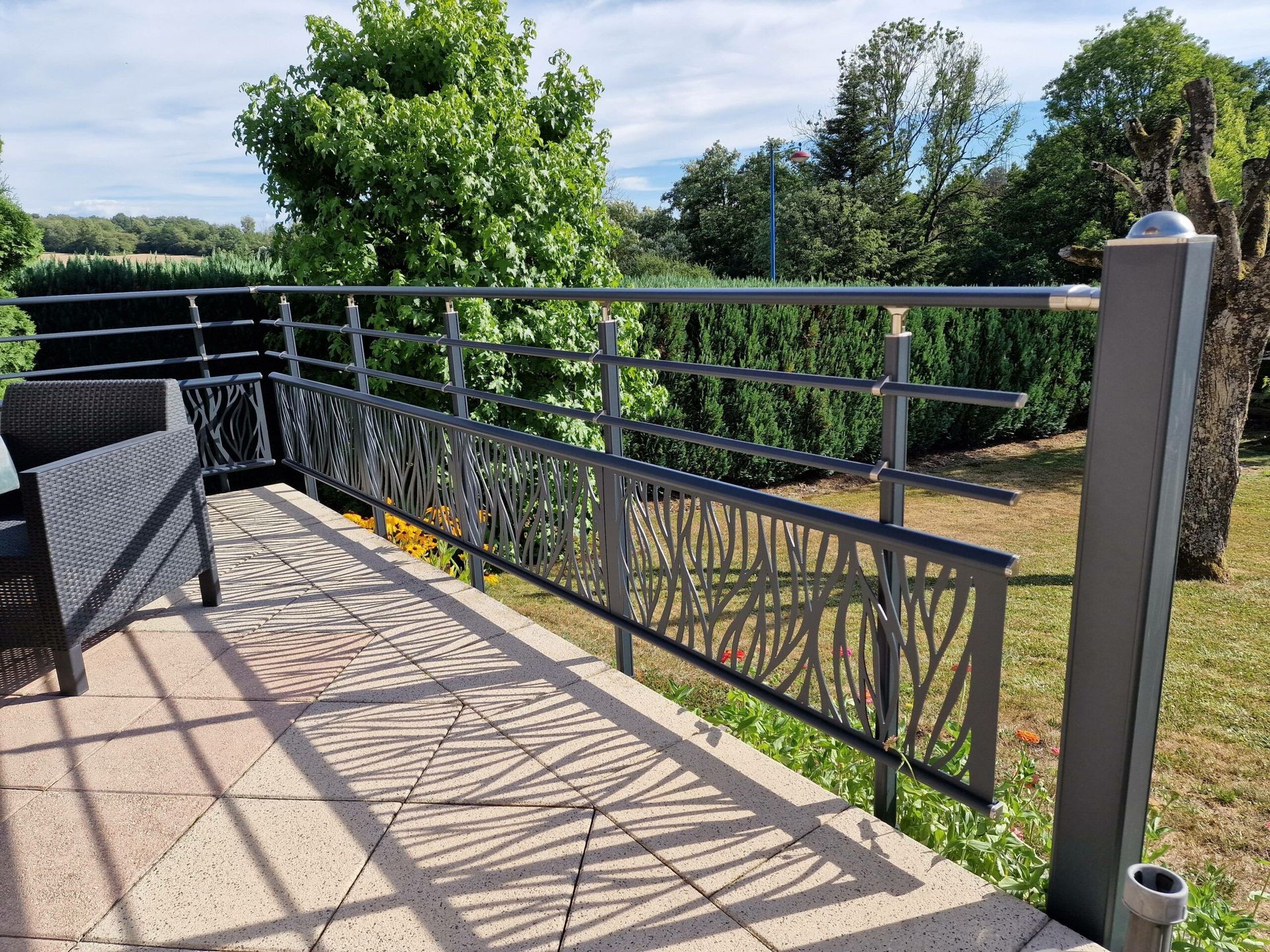 Une terrasse résidentielle avec garde-corps