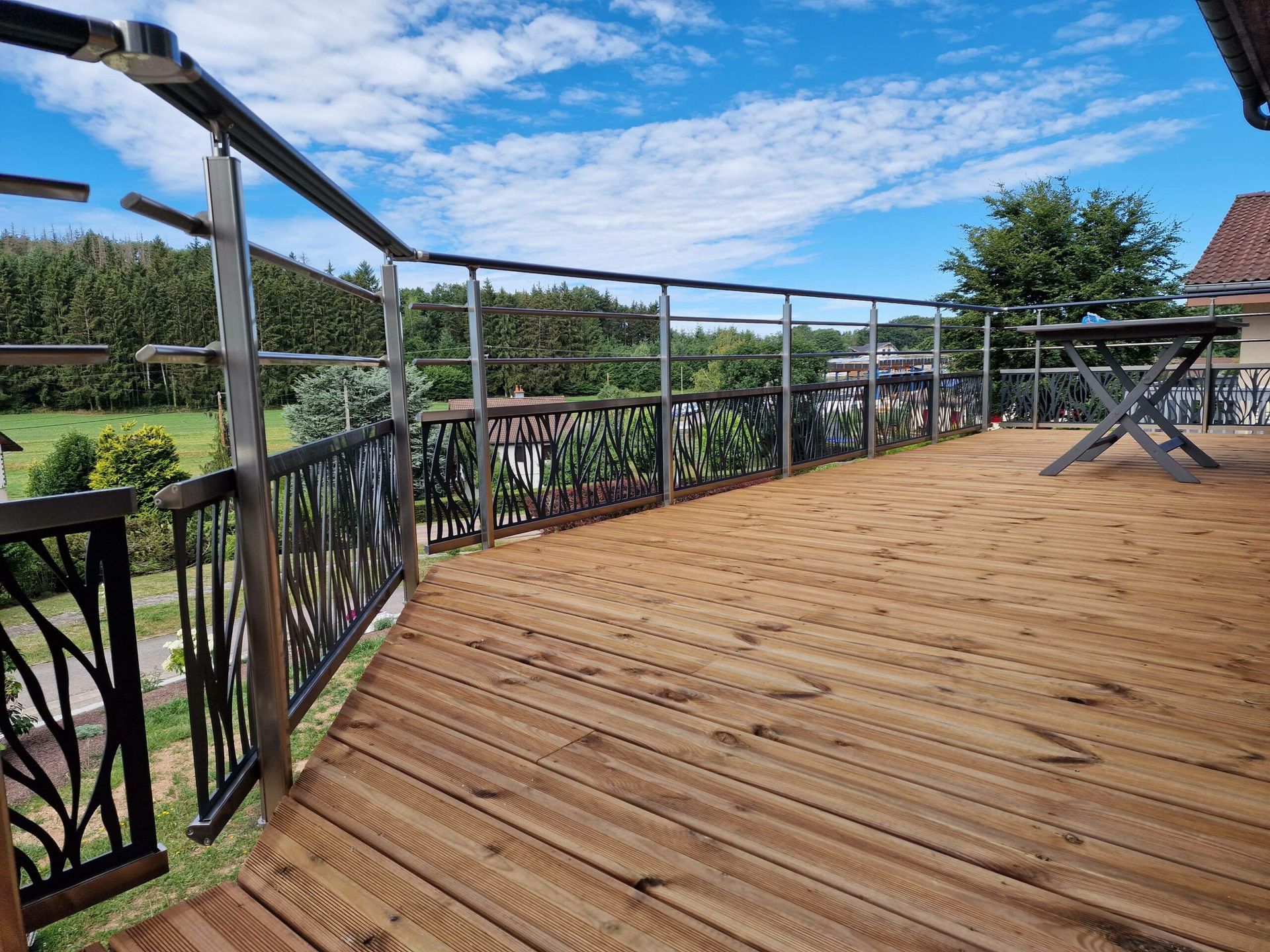 Une belle terrasse en bois avec un garde-corps