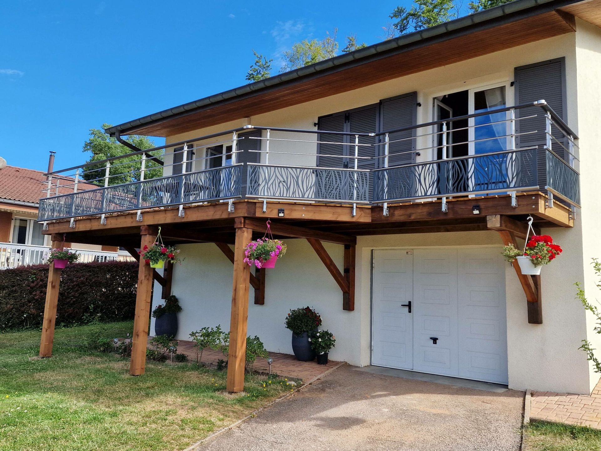 Maison avec terrasse en hauteur et garde-corps