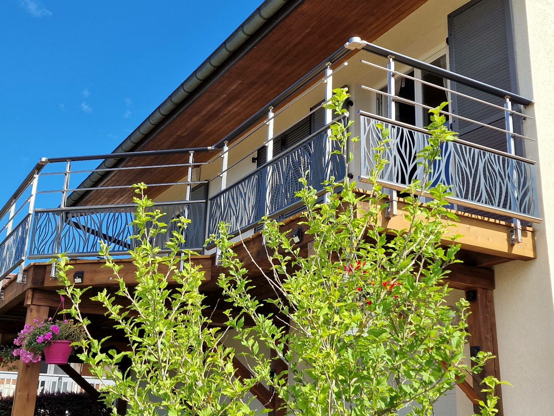 Terrasse avec garde-corps vus de bas