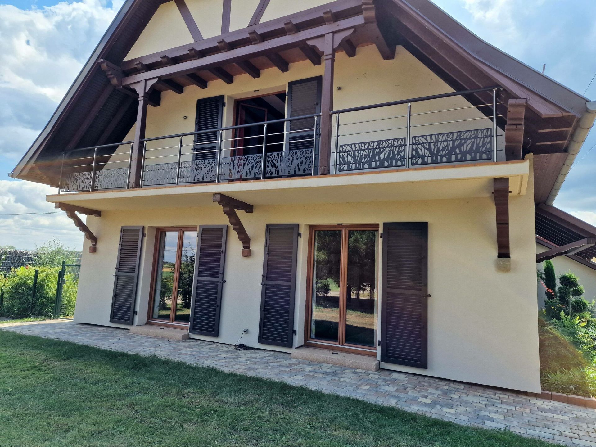 Une maison avec un nouveau garde-corps