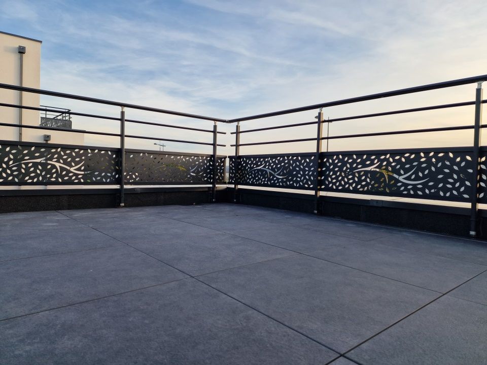 Une rambarde avec main courante et traverses à formes rondes