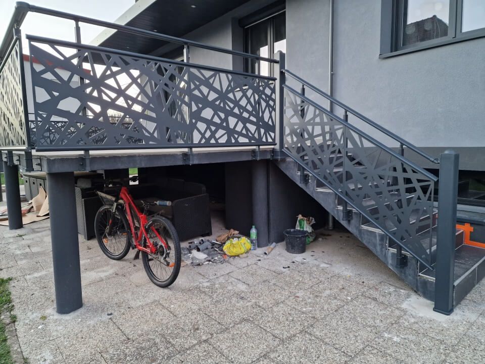 Terrasse avec supports en balustrade en aluminium