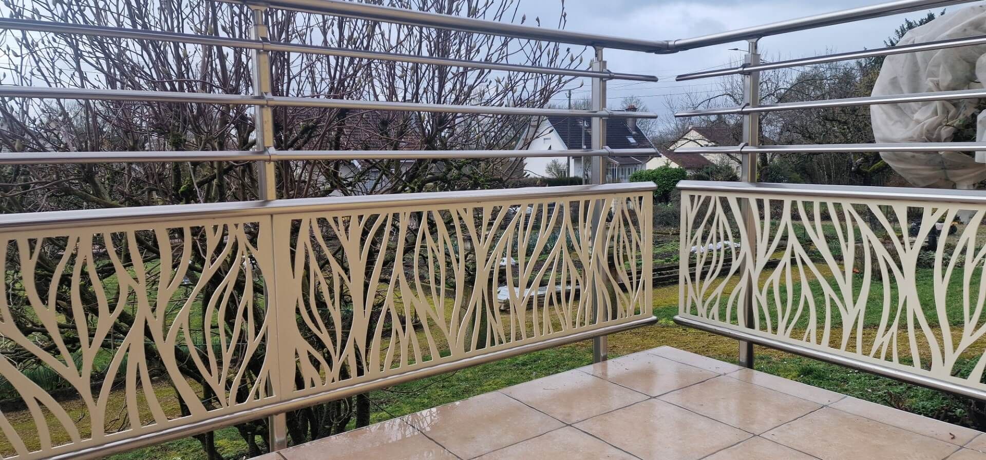 Balustrades argentées avec remplissage décoratif