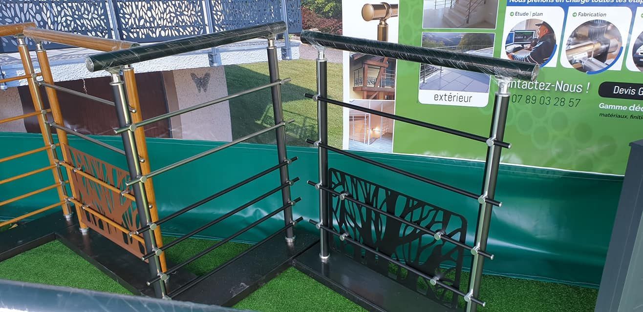 Des modèles de garde-corps en salle d'exposition