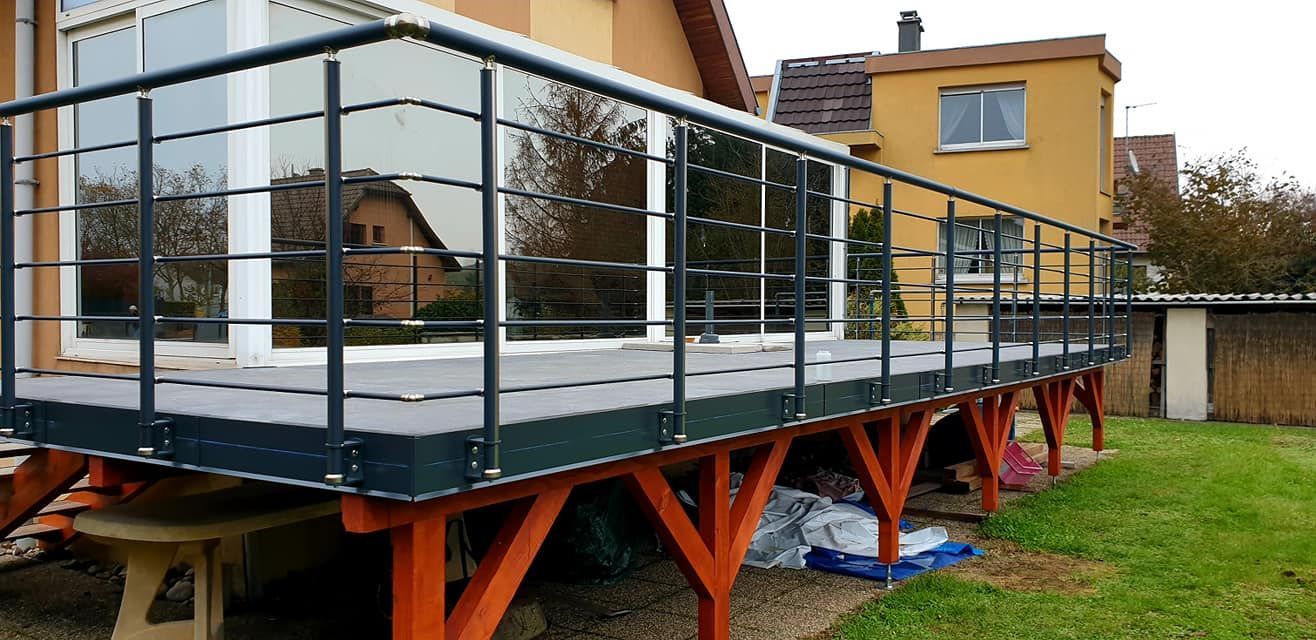 Garde-corps classique sur une terrasse surélevée