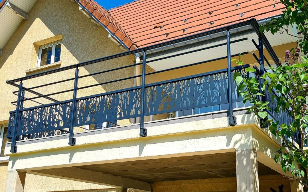 Une balustrade métallique avec remplissage décoratif