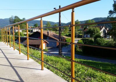 Un garde-corps de la gamme ronde avec 4 traverses