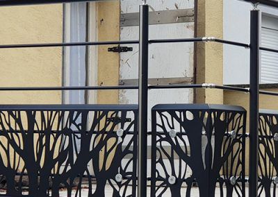 Une balustrade en aluminium avec un remplissage décoratif