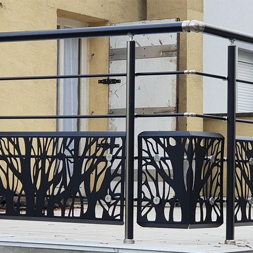 Une balustrade avec un remplissage décoratif, gamme ronde