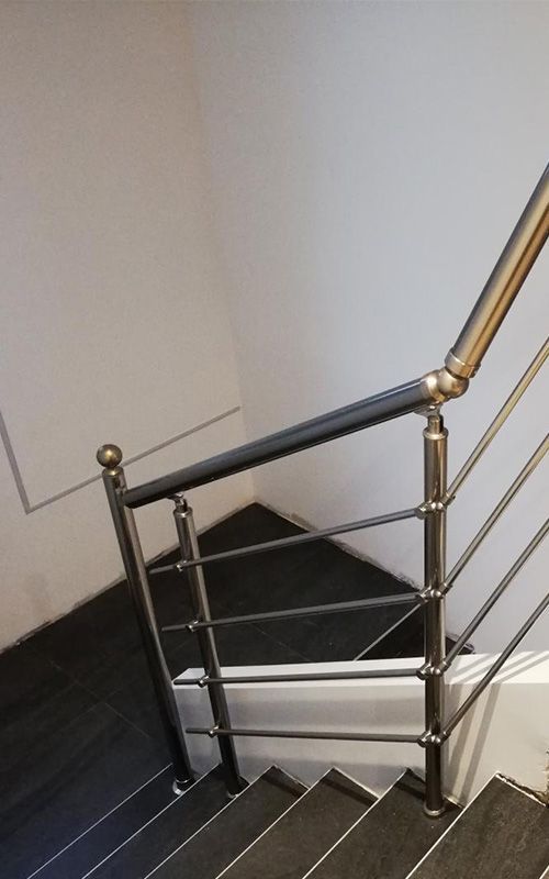 Un garde-corps rampant de la gamme ronde